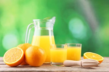 Portakal suyu ile cam sürahi