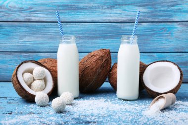 Pul ve süt şişeleri ile Hindistan cevizi