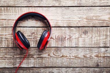 Kulaklıklar ahşap masada.