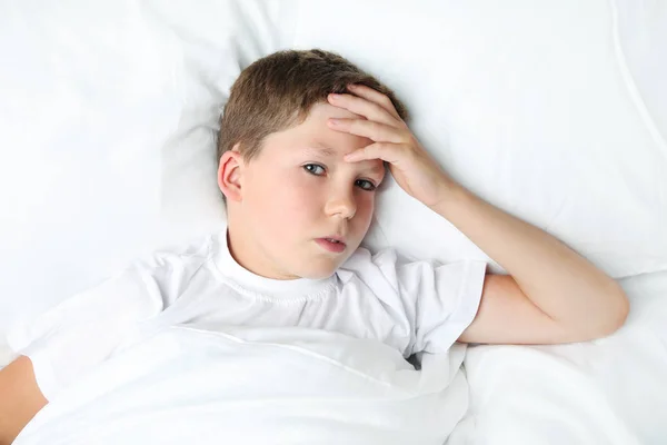 Beyaz yatakta yatan hasta çocuk — Stok fotoğraf