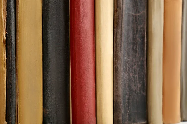 Bir yığın eski kitap 