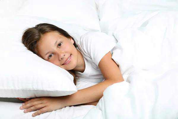 白いベッドで眠っている美しい少女 — ストック写真