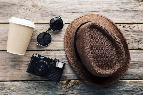 Chapéu com óculos de sol, câmera e copo — Fotografia de Stock