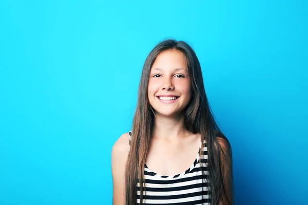 Retrato de menina bonita no fundo azul — Fotografia de Stock