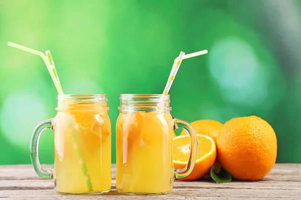 Pots en verre avec jus d'orange — Photo
