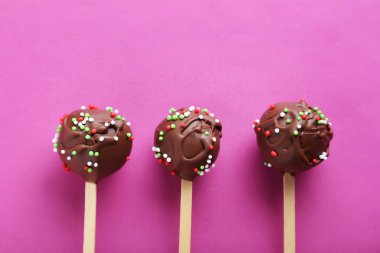 Pembe pops çikolatalı kek