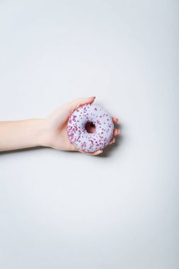 tatlı çörek tutan el 