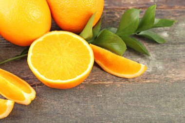 Yeşil yaprakları ile turuncu meyve