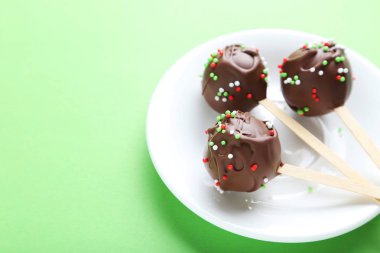 Çikolatalı kek çıkar 