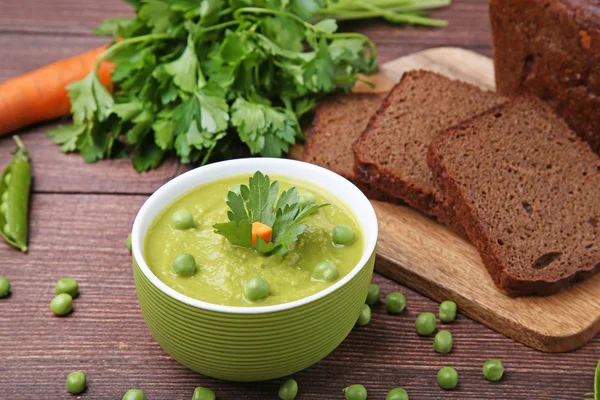 Sopa de ervilhas verdes na tigela — Fotografia de Stock