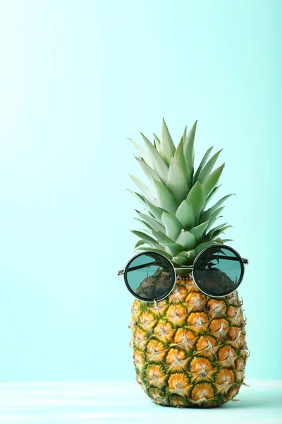 Rijpe ananas met zonnebril — Stockfoto