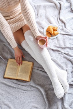 Bir fincan kahveli kadın.