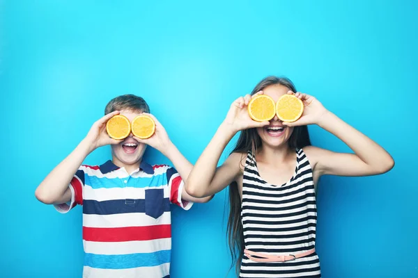 Anak muda dan gadis dengan jeruk — Stok Foto
