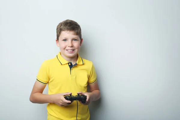 Jongen met joystick — Stockfoto