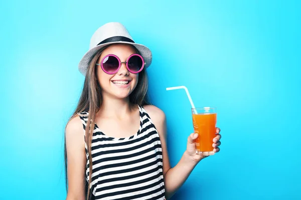 Красивая девушка в солнечных очках и соке — стоковое фото