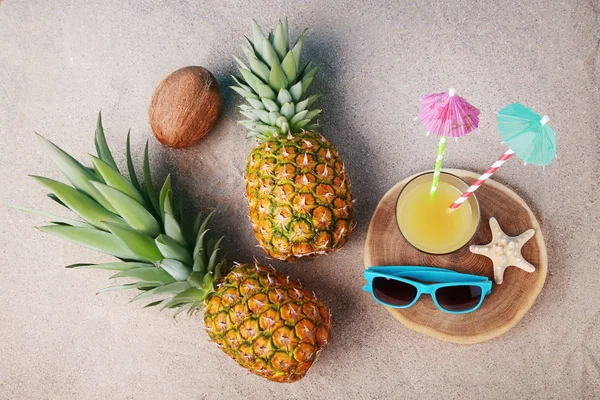 Okulary przeciwsłoneczne z soku i ananasy — Zdjęcie stockowe