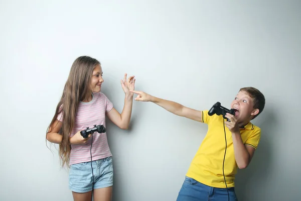 Genç erkek ve kız ile oyun çubukları — Stok fotoğraf