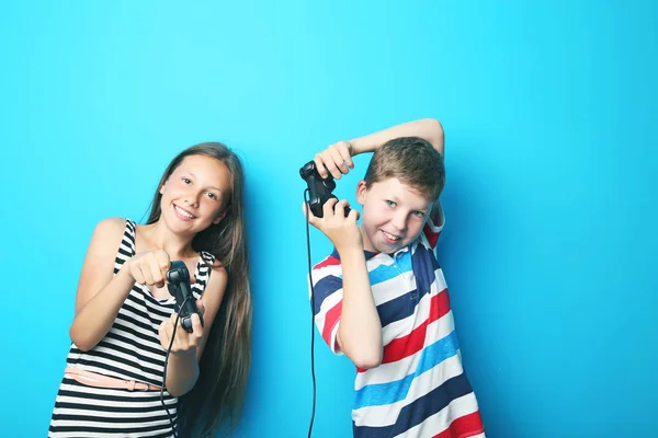 Jongen en meisje met joysticks — Stockfoto