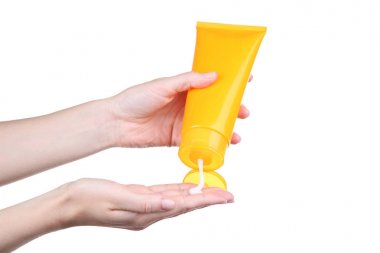 Güneş koruyucu krem ile eller 