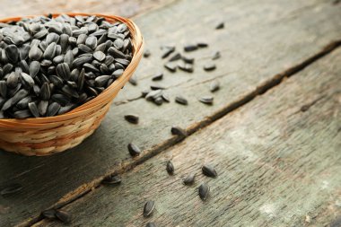 Sepet içinde ayçiçeği tohumu 