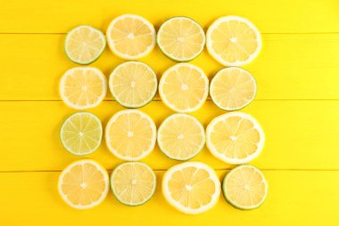 Limes ve limon dilimleri