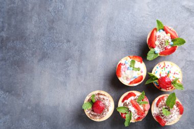 Taze çilekli tatlı. 