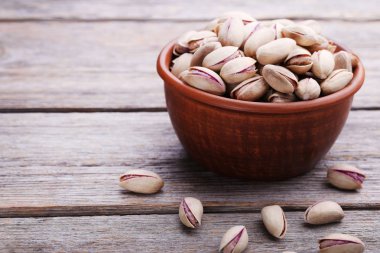 Kabuklarında yeşil fıstık