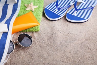 Flip flop ve güneş gözlüğü güneş kremi