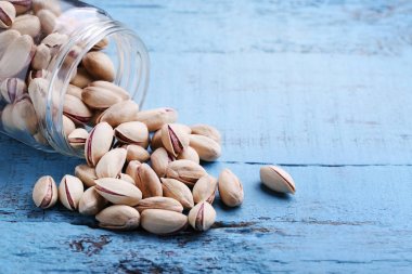 Fıstık kabukları şişe mavi ahşap tablo