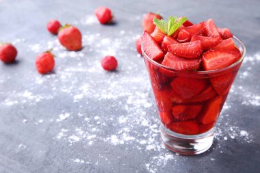 Taze çilekli tatlı. 