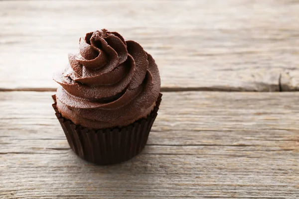 Tasty cupcake with cream — Stock Photo, Image