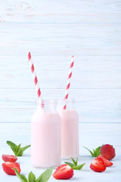 Jogurt truskawkowy w okularach — Zdjęcie stockowe
