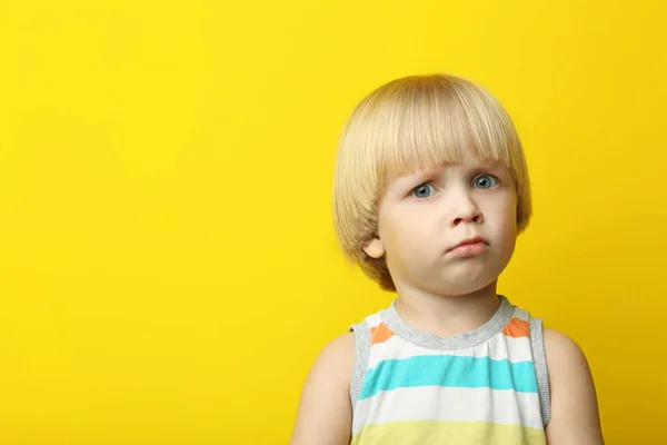 Ritratto di bambino su sfondo giallo — Foto Stock