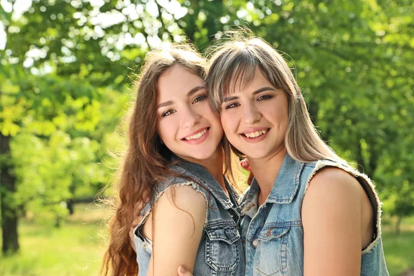 Retrato de duas jovens no parque — Fotografia de Stock