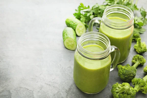 Flessen van groene groentesap — Stockfoto