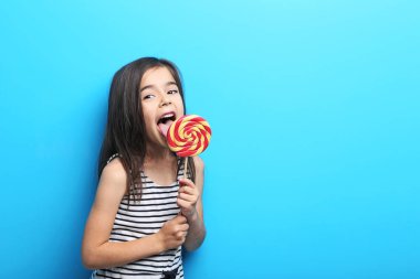 güzel küçük bir kız ile lolipop 