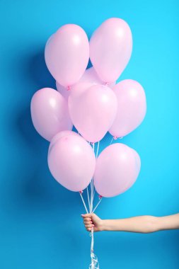 Kadın Pembe Kalp balonlar ile 