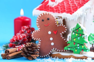 Mavi üzerinde Noel kurabiyeleri 