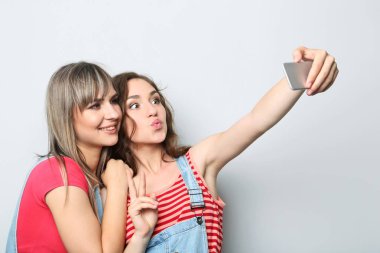 İki genç kadın selfie yapma 