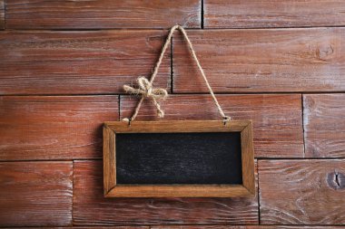 Kahverengi duvarda boş çerçeve 