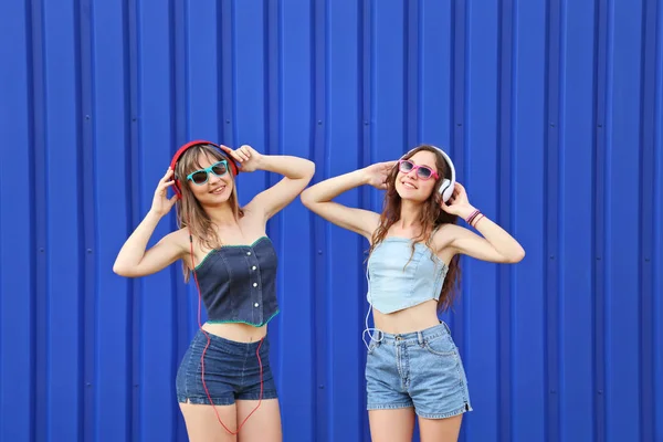 Kvinnor med solglasögon och hörlurar — Stockfoto