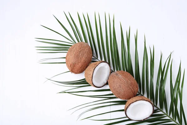 Coconuts with green leaf — Stock Photo, Image
