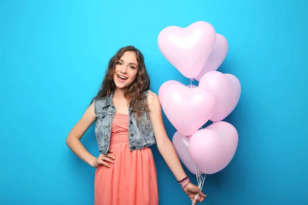 Jovem mulher com balão de coração rosa — Fotografia de Stock