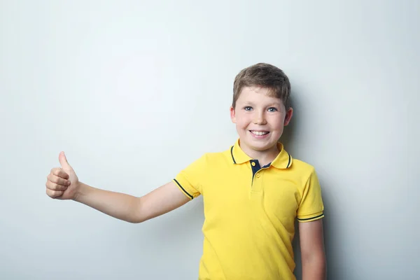 Jonge jongen duim opdagen — Stockfoto