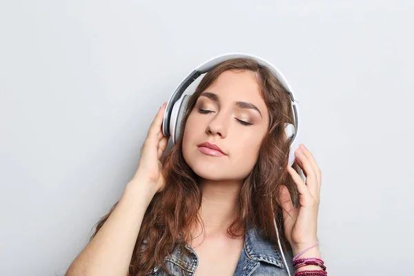 Jonge vrouw met koptelefoon — Stockfoto