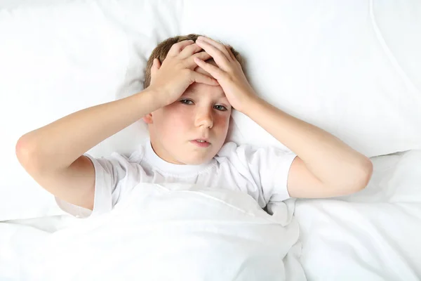 Chory chłopiec w łóżku — Zdjęcie stockowe
