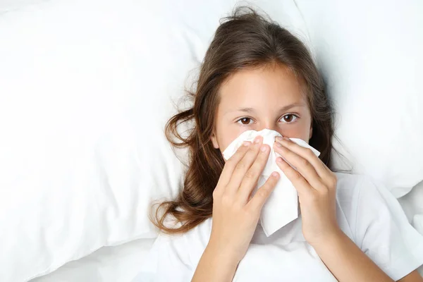 Doente menina na cama — Fotografia de Stock