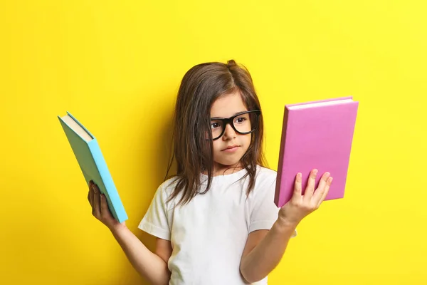 Meisje met bril en boeken — Stockfoto