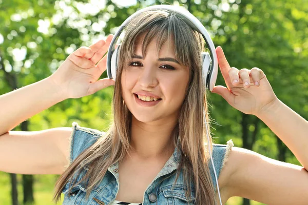 Jonge vrouw met koptelefoon — Stockfoto