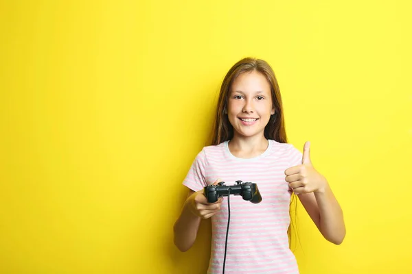 Menina bonita com joystick — Fotografia de Stock